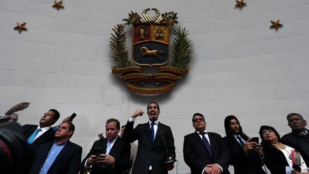 Guaidó y los diputados opositores consiguen forzar las puertas y toman el control de la Asamblea