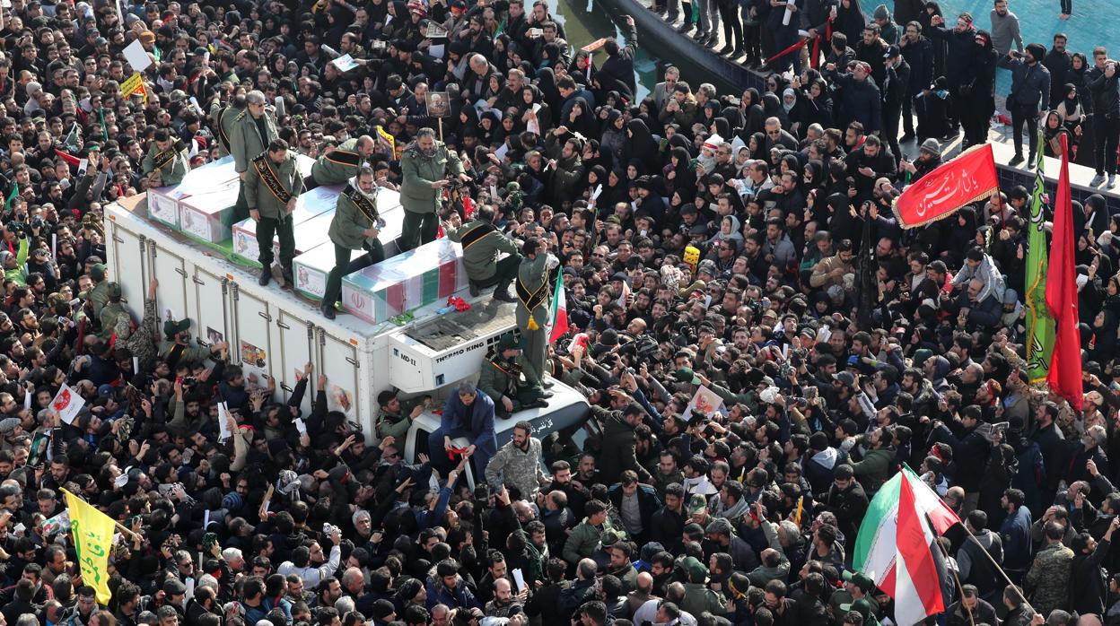 Miles de personas acompañan a los féretros del general Suleimani y los otros muertos en el ataque de EE.UU., durante los funerales celebrados en Teherán