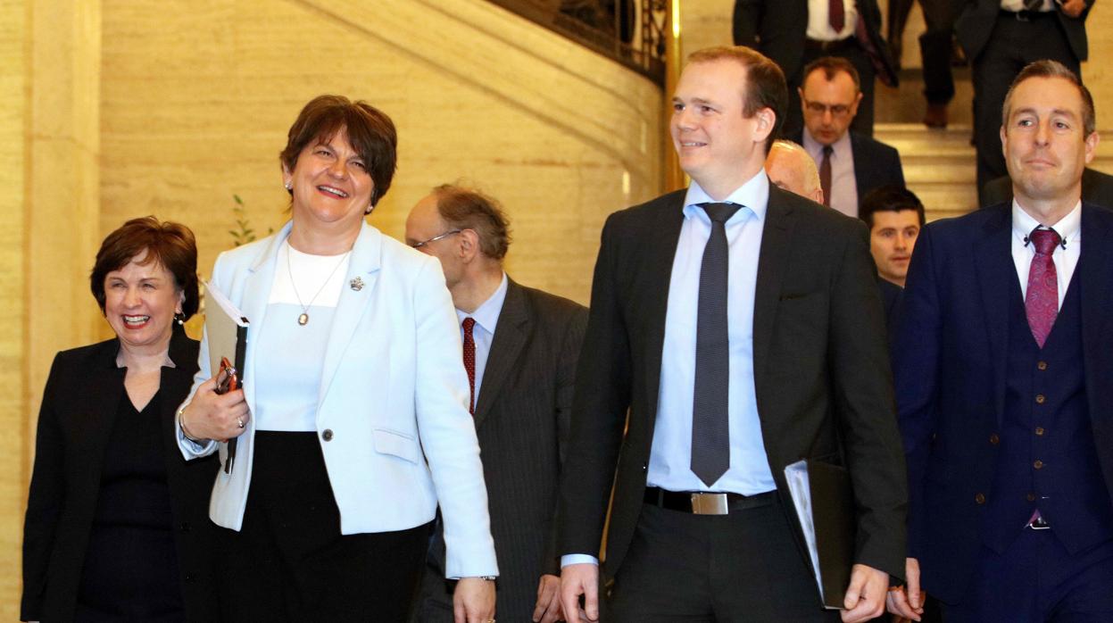 Arlene Foster, la segunda desde la izquieda, este sábado