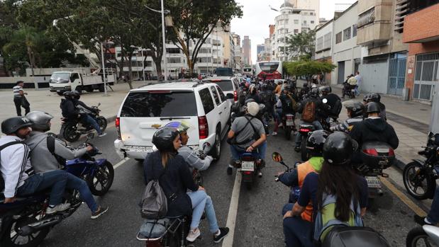 Los colectivos de Maduro disparan a la comitiva de Guaidó cuando se trasladaban al Parlamento