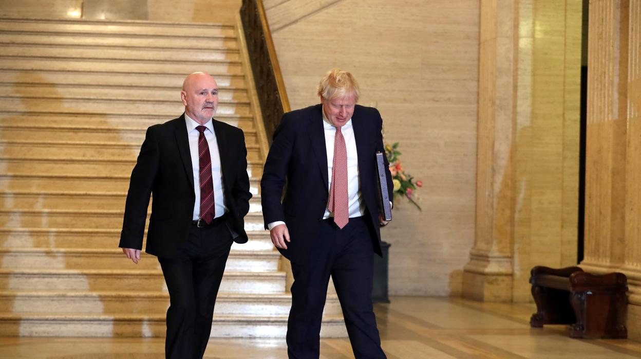 Alex Maskey, presidente de la Asamblea de Irlanda del Norte, y el primer ministro británico, Boris Johnson, en los edificios del Parlamento de Stormont en Belfast