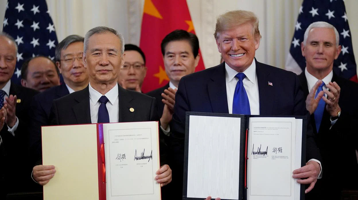 Donald Trump (derecha) y el viceprimer ministro chino, Liu He, tras la firma del acuerdo en Washington