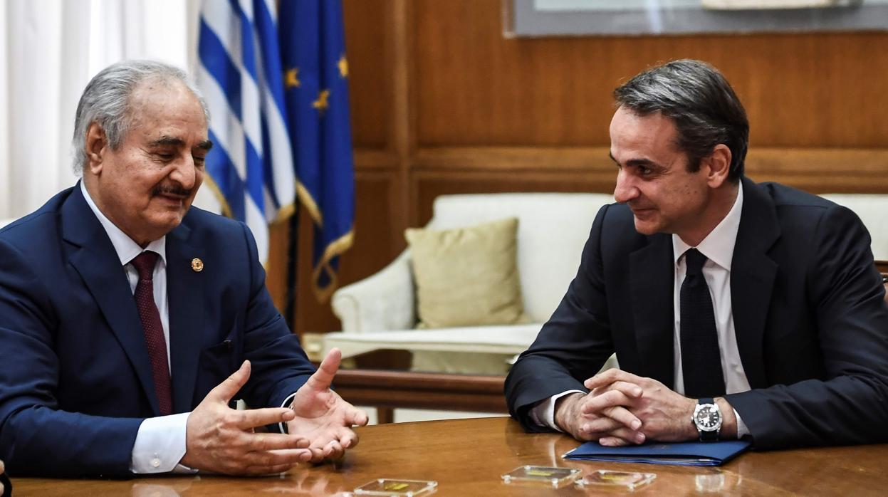 Khalifa Haftar habla con el primer ministro griego Kyriakos Mitsotakis