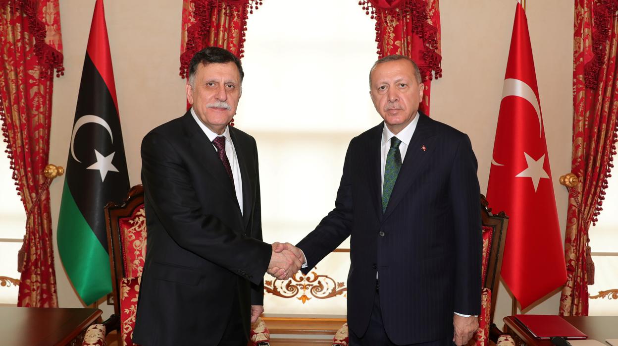 El presidente turco, Tayyip Erdogan, se reúne con el Primer Ministro de Libia, Fayez al-Sarraj, en Estambul