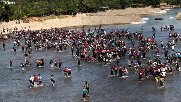 Cientos de emigrantes intentan entrar en México tras cruzar la frontera con Guatemala
