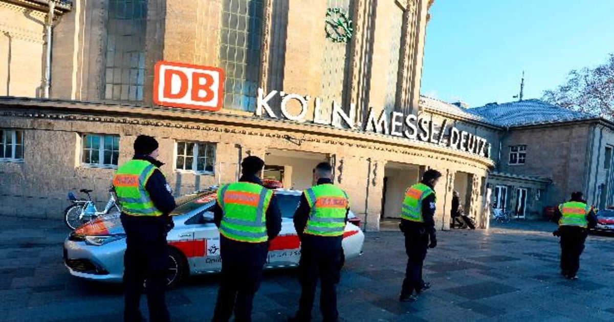 Miembros de seguridad controlan la evacuación en Colonia por una bomba de la Segunda Guerra Mundial