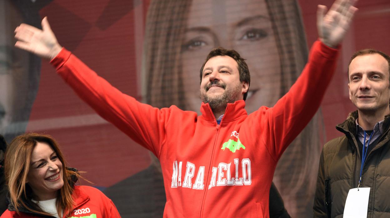 El líder de la derecha radical, Matteo Salvini, hace campaña para las elecciones regionales del domingo