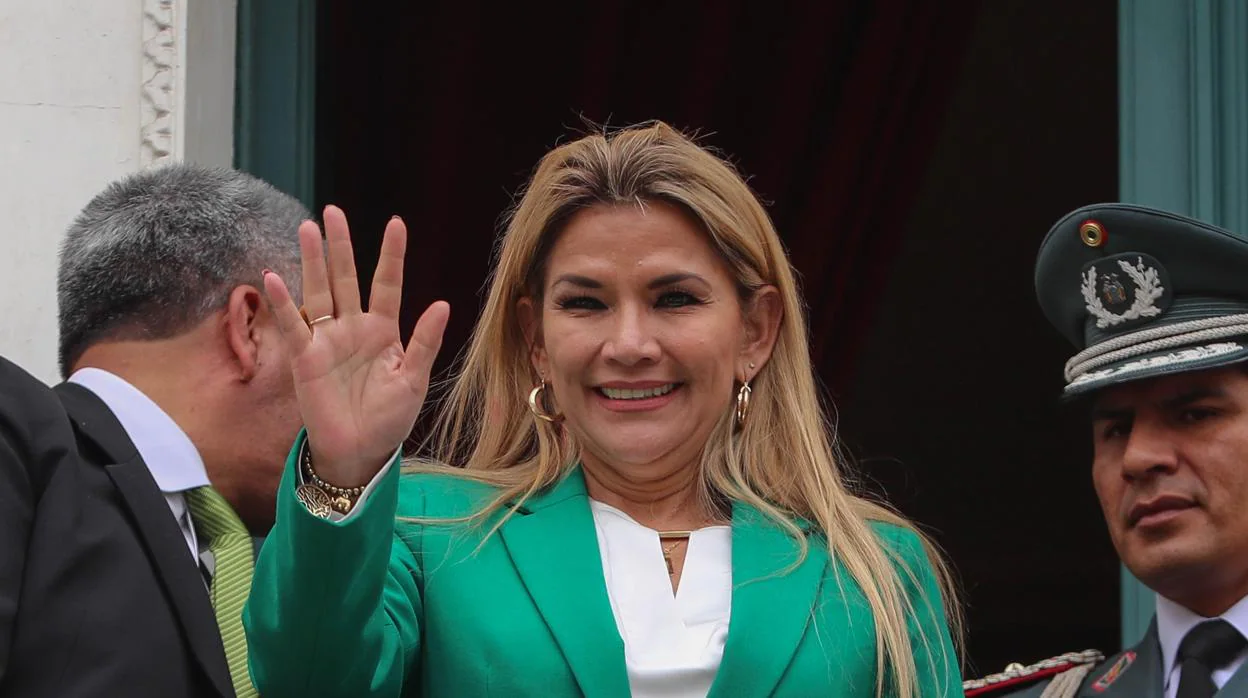 La presidenta interina de Bolivia, Jeanine Áñez, esta semana saluda desde un balcón del Palacio de Gobierno, en La Paz