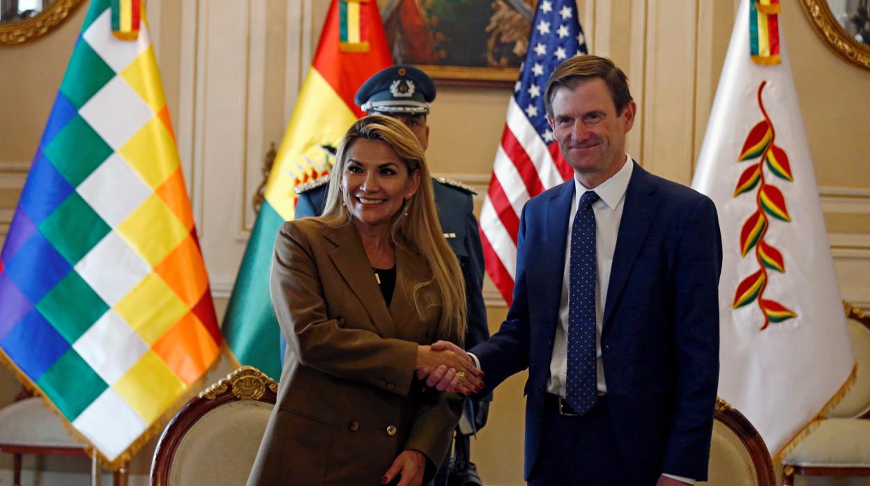 La presidenta interina de Bolivia, junto a David Hale, subsecretario de Estado para Asuntos Políticos de Estados Unidos