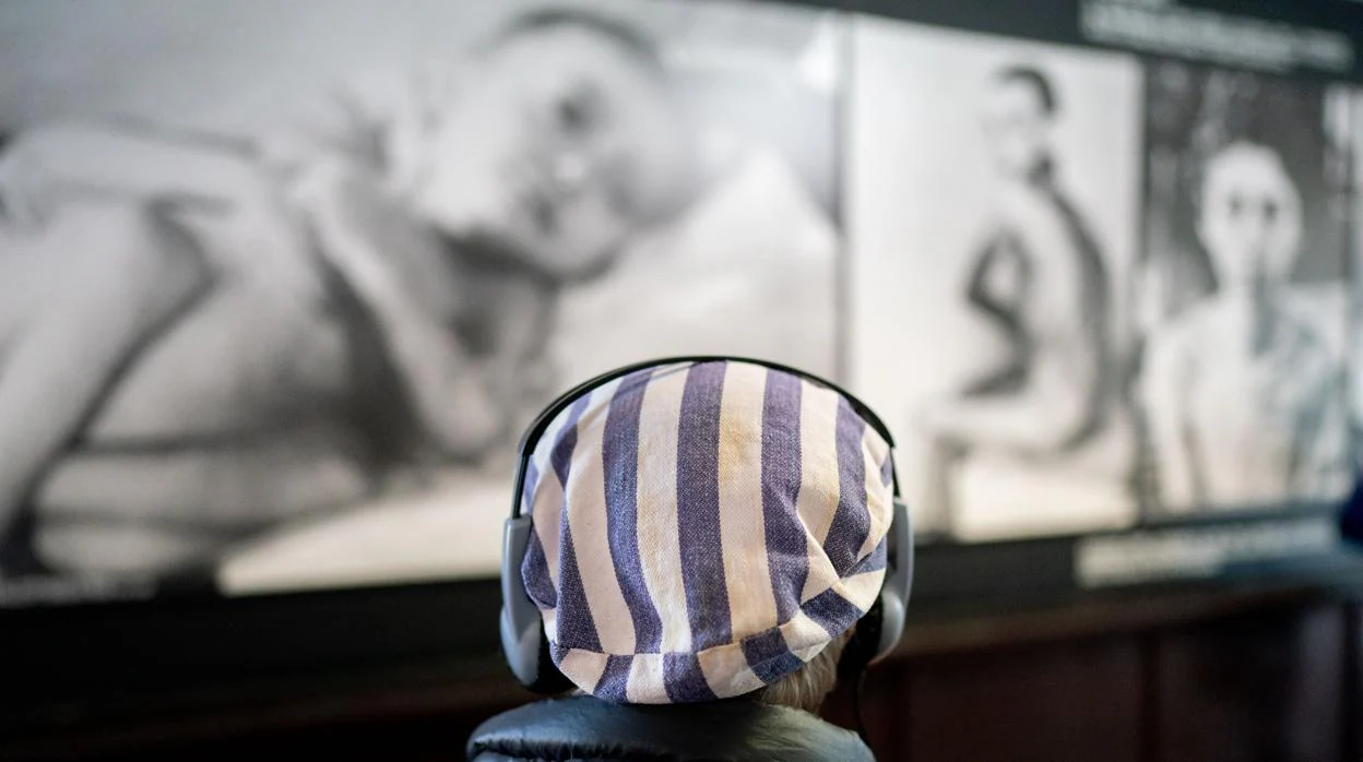 Un superviviente de Auschwitz visita una exposición sobre el Holocausto