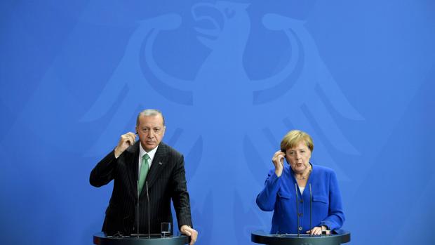 Merkel promete a Erdogan más fondos alemanes para gestión de refugiados