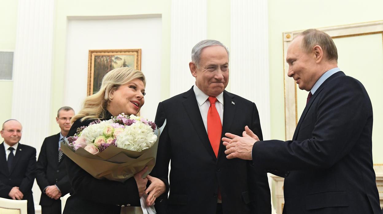 Vladimir Putin con Benjamin Netanyahu y su esposa, en el Kremlin