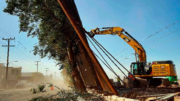 El viento derriba una parte del muro «impenetrable» de Trump que separa EE.UU. y México