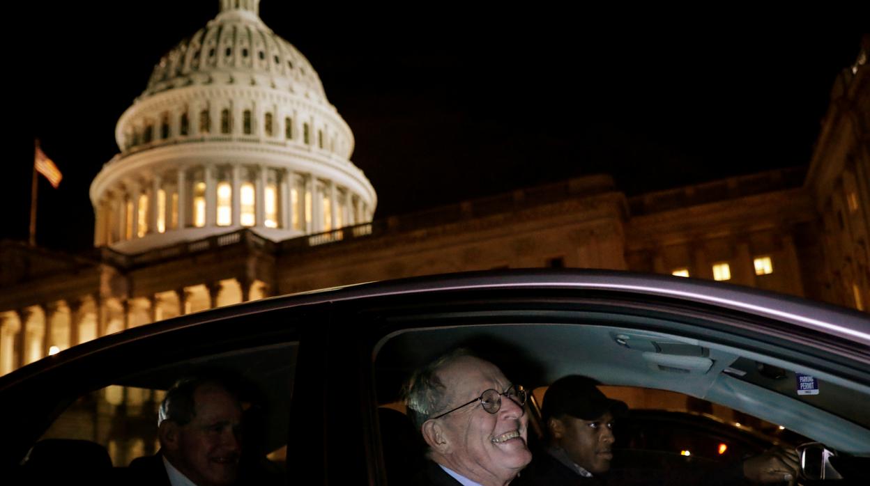 El senador Alexander abandona el Capitolio anoche