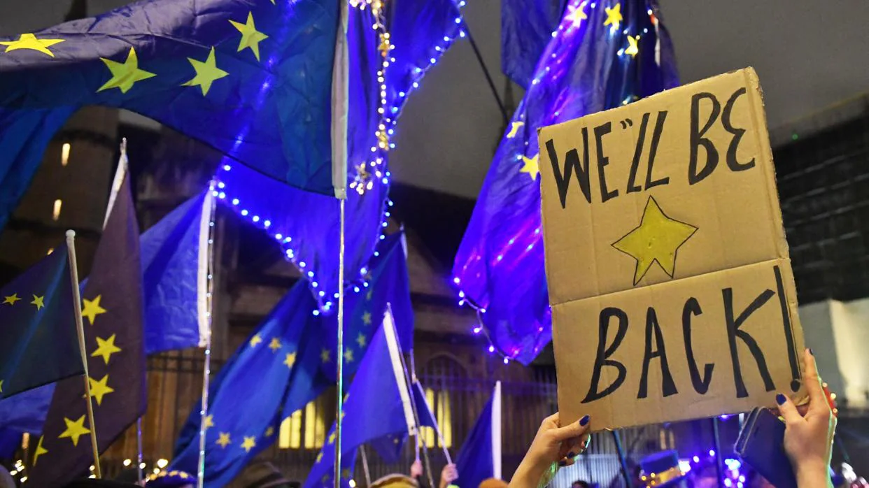 Los manifestantes anti-Brexit sostienen banderas de la Unión Europea durante una protesta ayer en Londres