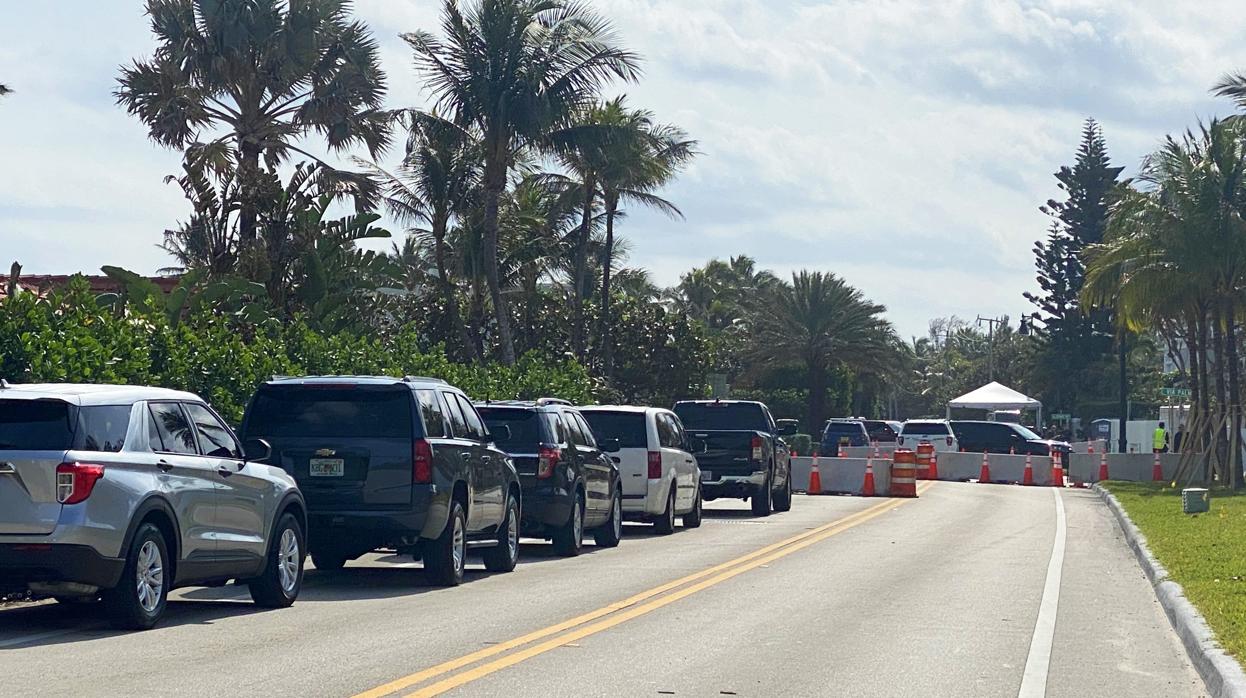 El lugar donde se produjo el incidente, a la entrada del complejo de Mar-a-Lago, en West Palm Beach (Florida)