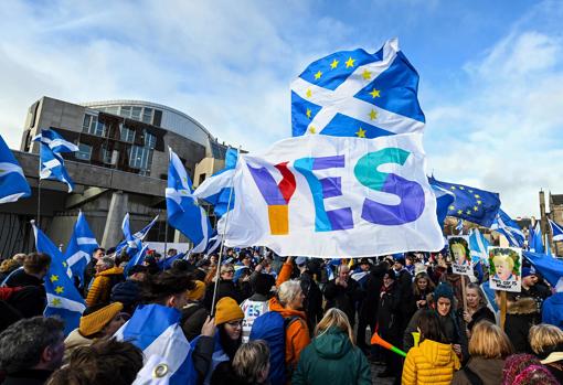Manifestación en Edimburgo a favor de un referéndum por la independencia escocesa