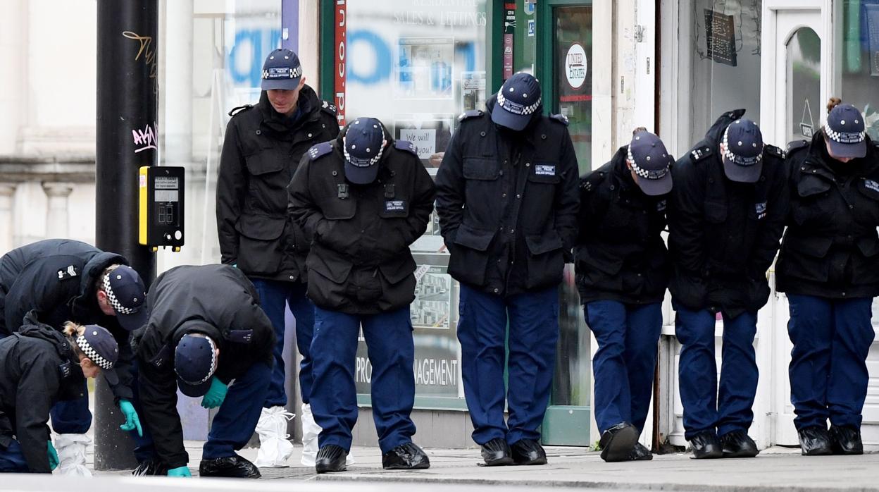 Un grupo de policías recorre el lugar de Londres donde se produjo el atentado