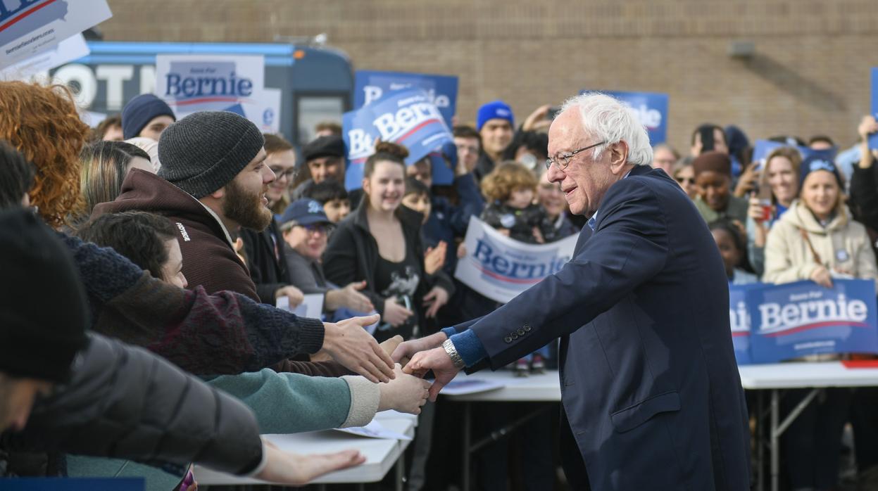 Bernie Sanders estrecha las manos de varios seguidores en Cedar Rapids (Iowa)