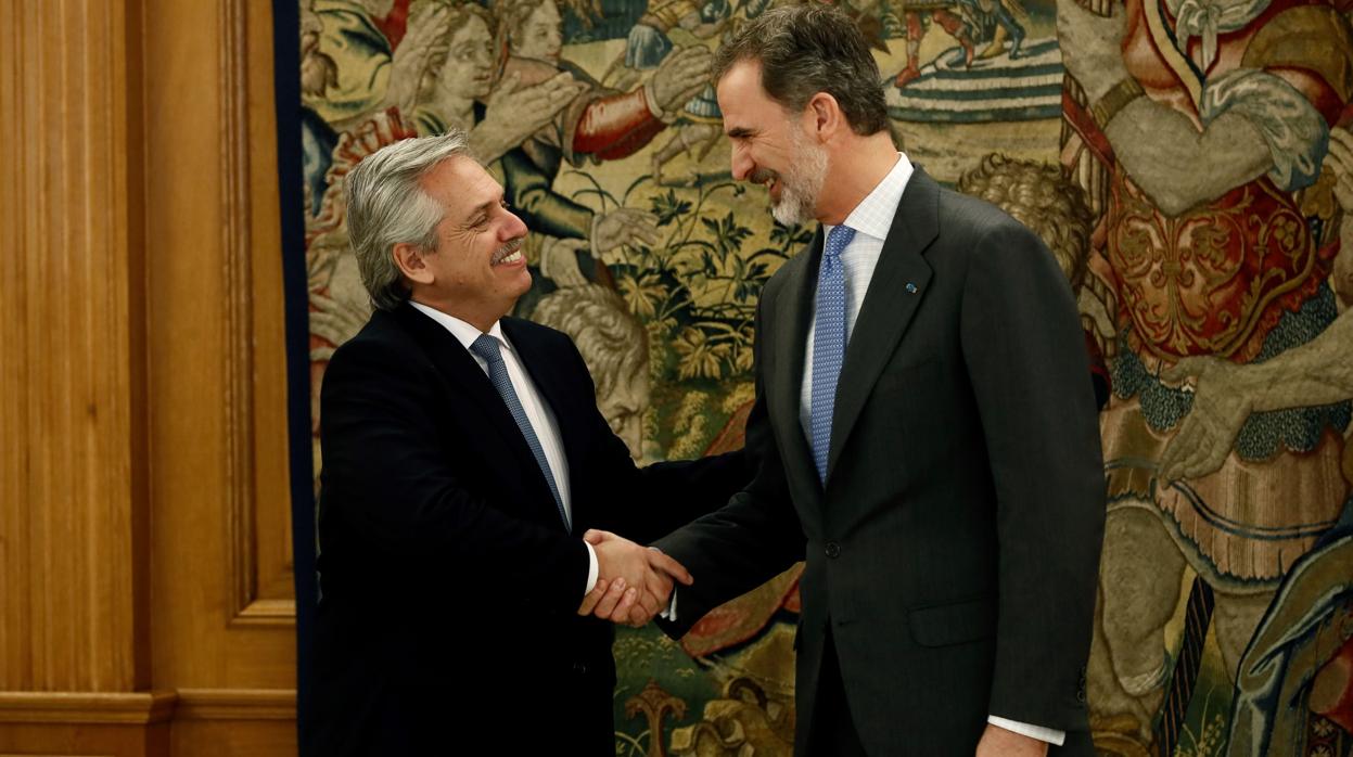 El Rey Felipe VI recibe al presidente argentino en el Palacio de la Zarzuela ayer durante su visita a Madrid