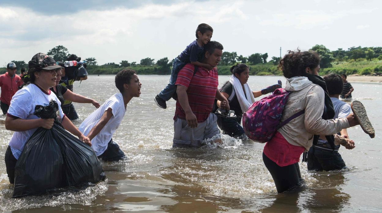 Un grupo de inmigrantes salvadoreños en su viaje hacia Estados Unidos