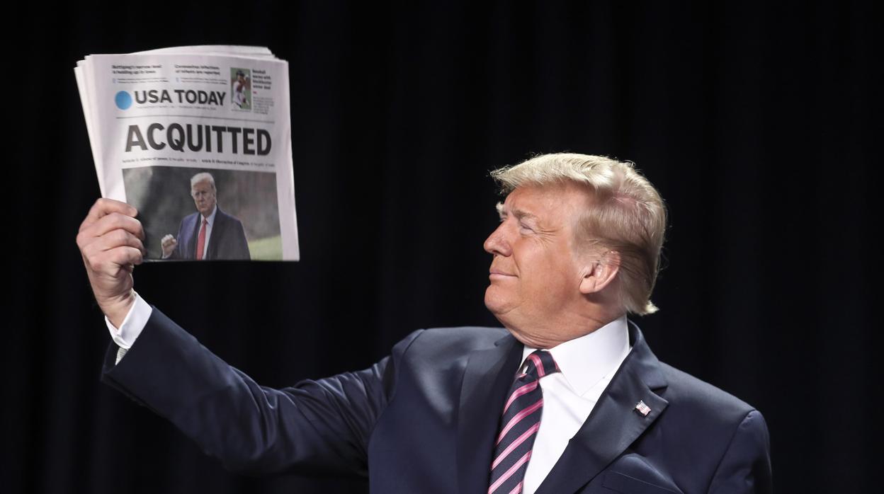 Donald Trump muestra un ejemplar del diario «USA Today» con el titular «Absuelto» en portada, durante el Desayuno de Oración celebrado este jueves en Washington