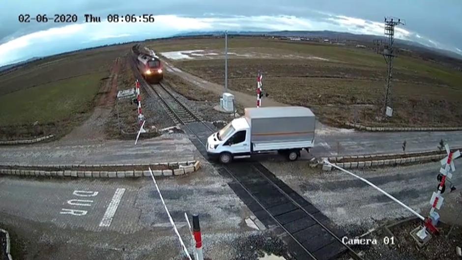 Vídeo: un tren arrolla a una furgoneta que cruza el paso a nivel tras romper la barrera