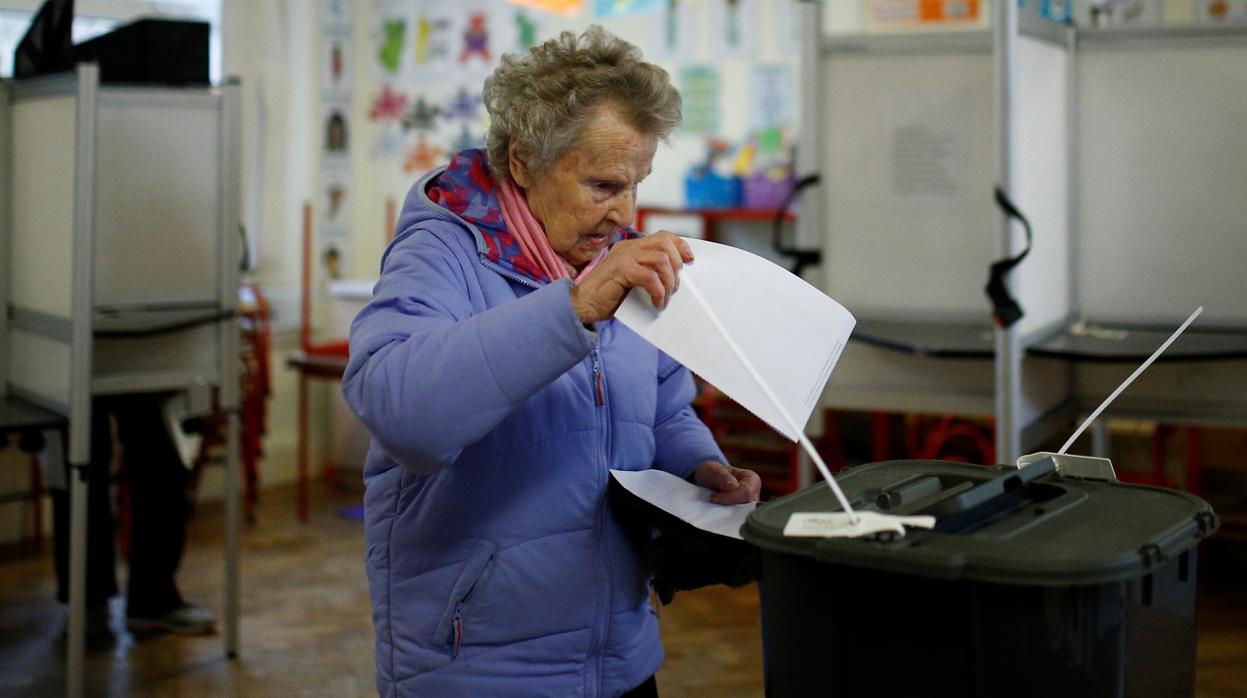 Una irlandesa deposita su voto en Cork