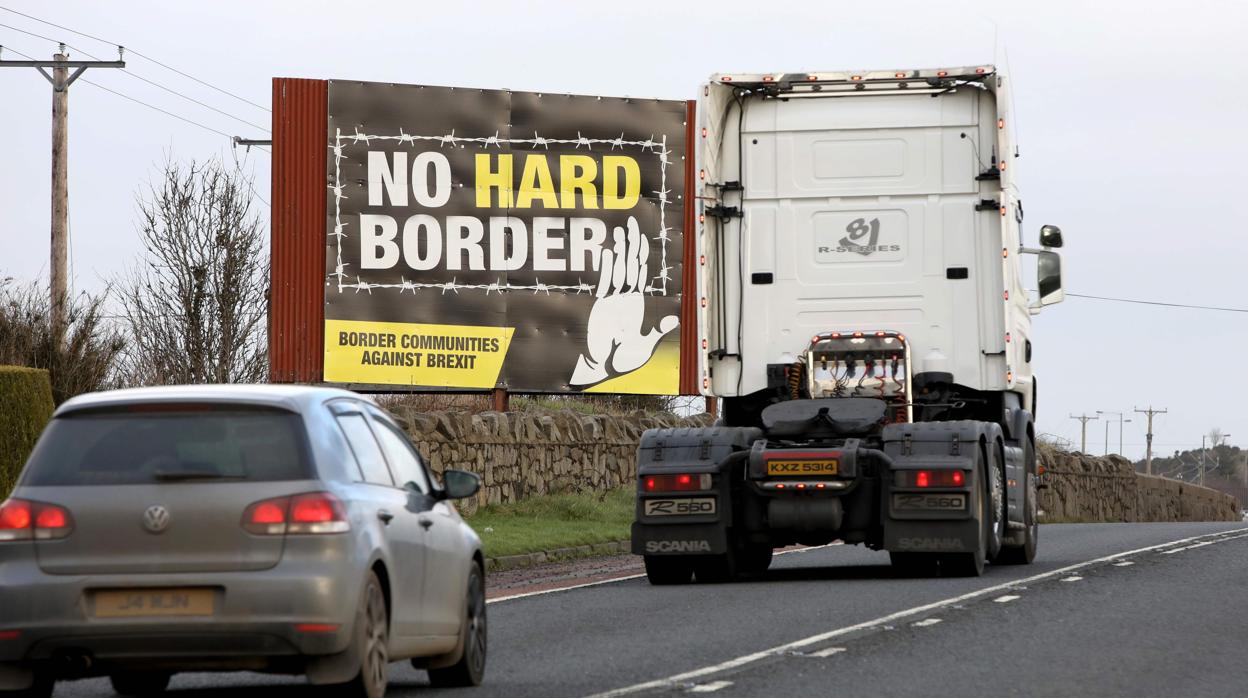 Un coche pasa por delante de un cartel contra el Brexit y a favor de la unidad irlandesa, en la carrera que va de Newry, en Irlanda del Norte, y Dundalk, en Irlanda