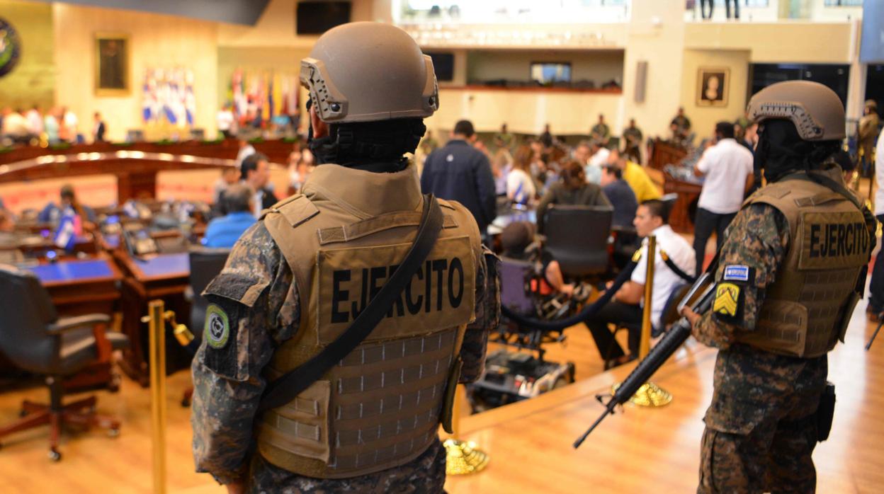 Miembros del Ejército de El Salvador en el Parlamento