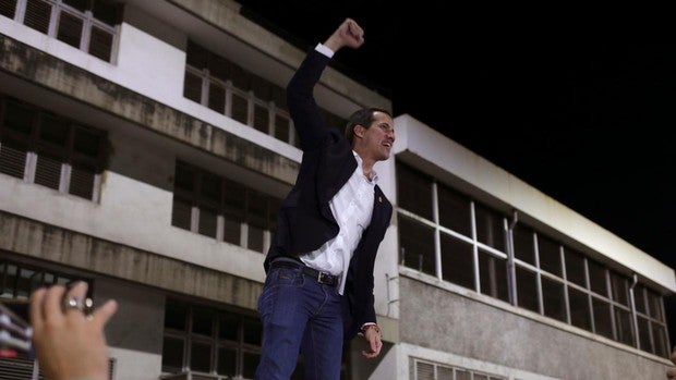 Guaidó regresa a Caracas entre insultos y agresiones de los «colectivos» chavistas