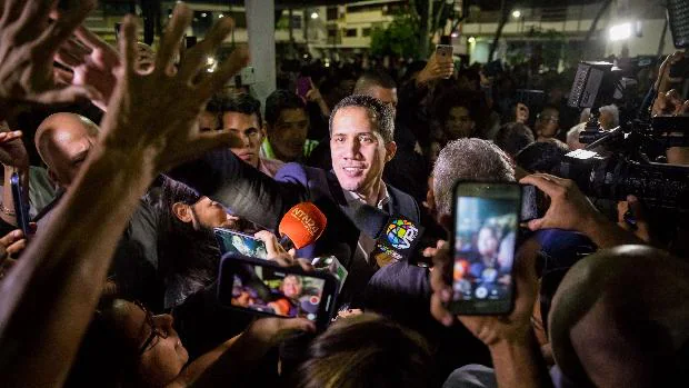 Cabello dice que el tío de Guaidó fue detenido por llevar explosivos en el avión