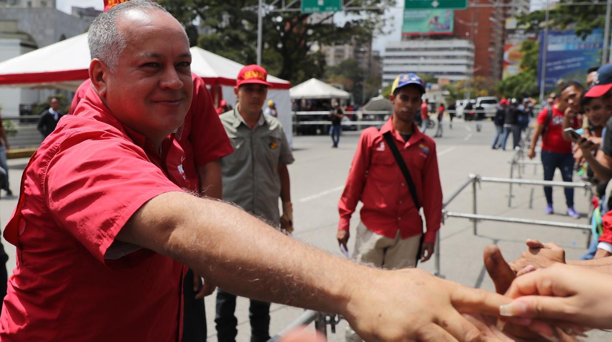 Romina Botaro, esposa de Juan José Marquéz, tío del líder opositor Juan Guaidó, ofrece declaraciones a los medios este jueves en Caracas