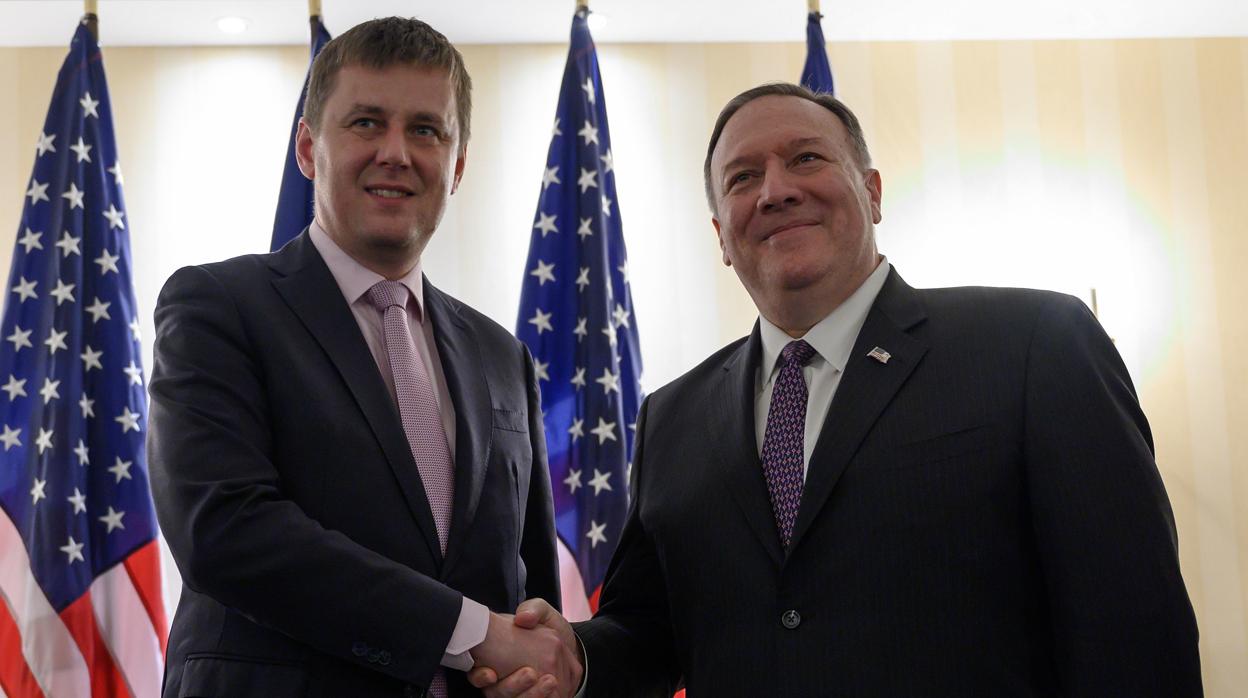 El secretario de Estado de EE.UU., Mike Pompeo, con el ministro de Exteriores de la República Checa, Tomas Petricek, en Munich