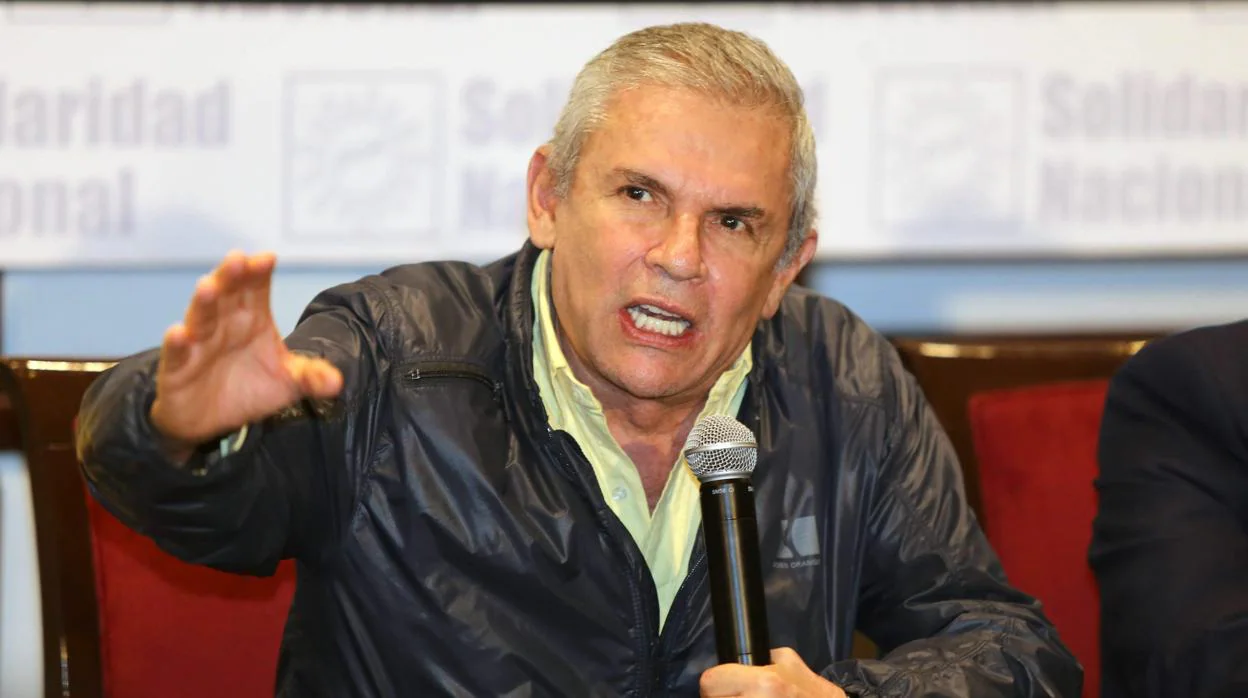 Fotografía de archivo fechada el 5 de octubre de 2014 que muestra al alcalde de Lima Luis Castañeda Lossio durante una rueda de prensa en Lima (Perú)