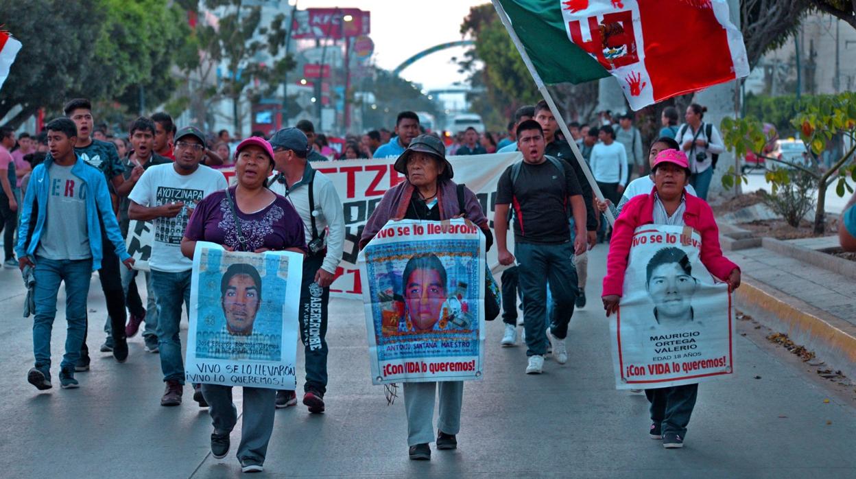 Los padres de los 43 estudiantes desaparecidos de Ayotzinapa, durante la protesta