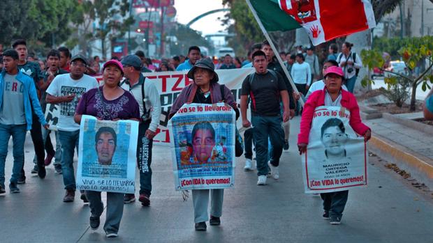La policía mexicana dispersa con gases a los padres de los 43 de Ayotzinapa durante una manifestación