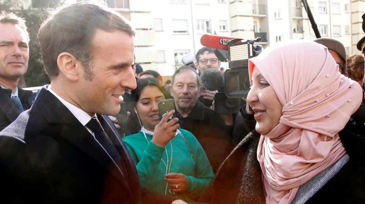 Emmanuel Macron responde a los periodistas a su llegada a Mulhouse