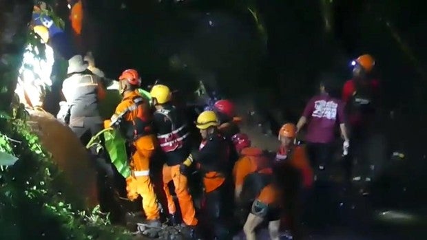 Mueren al menos ocho niños arrastrados por una riada en la isla de Java (Indonesia)