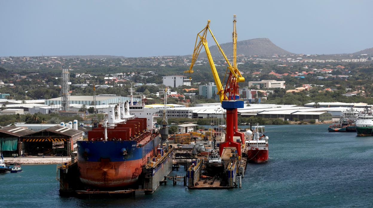 Un petrolero en unas instalaciones de la venezolana Pdvsa en Curaçao