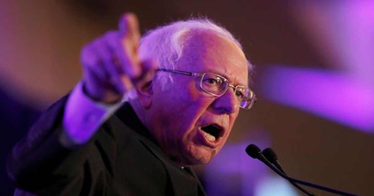 El candidato presidencial demócrata, Bernie Sanders, habla con los votantes en la cena First in the South en Charleston, Carolina del Sur