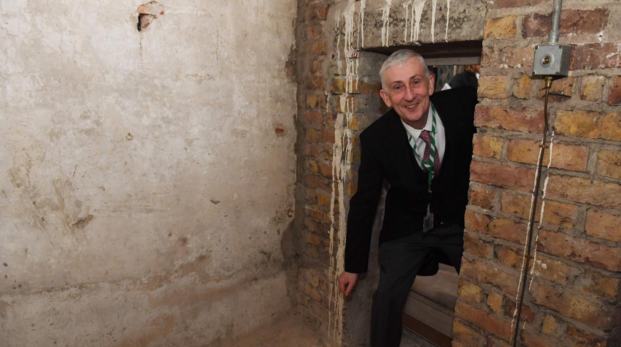 El presidente de la Cámara de los Comunes, Lindsay Hoyle, visita la cámara secreta donde se oculta un pasadizo bloqueado de 360 años redescubierto durante los trabajos de renovación en las Casas del Parlamento en Londres