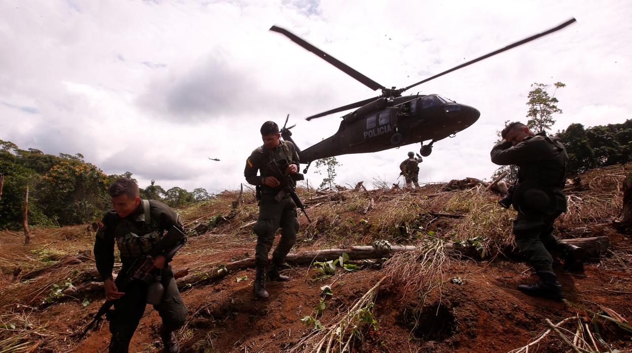 Miembros del ejército son vistos en la zona donde se realizan trabajos de erradicación de cultivos de coca este miércoles, en Tumaco (Colombia)