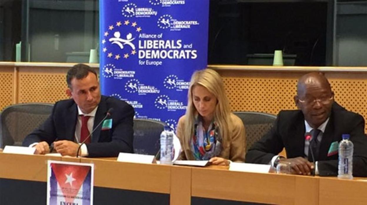 Dita Charanzová, junto a José Daniel Ferrer y Manuel Cuesta Morua, durante un acto en el Parlamento Europeo en 2016