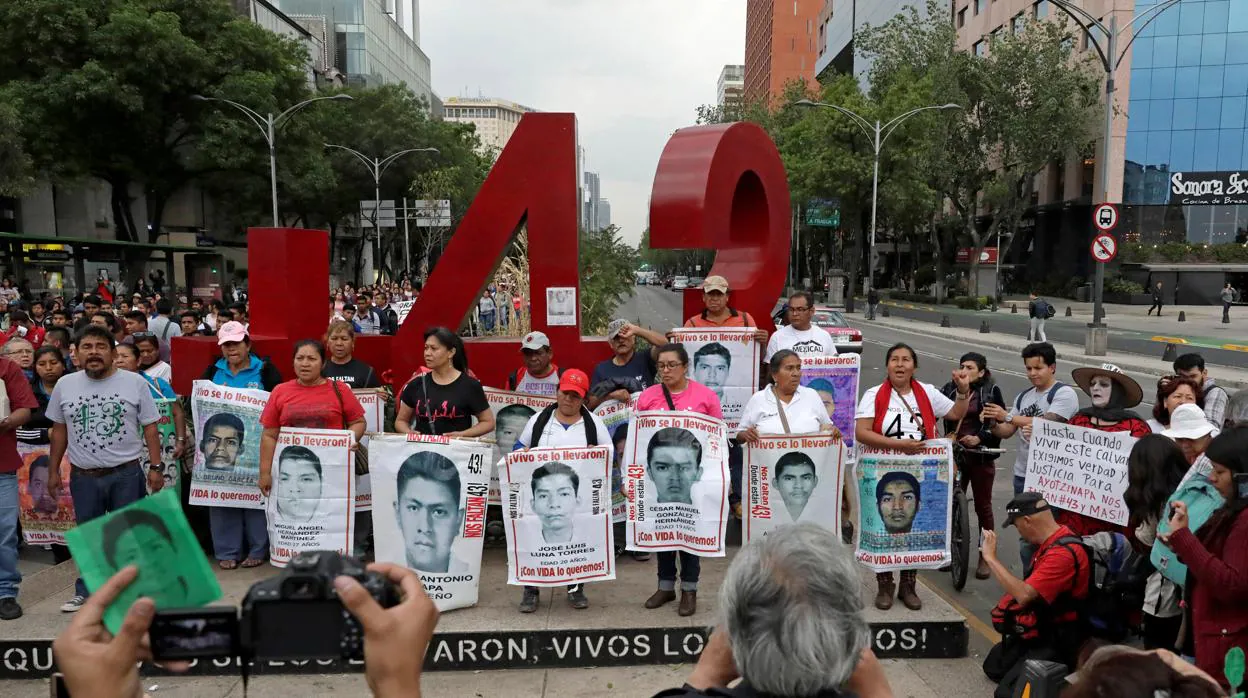 Familiares protestan por la desaparición de los 43 estudiantes