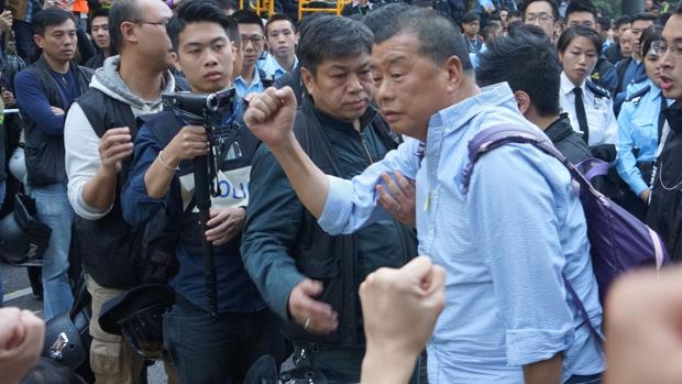 Hong Kong detiene al fundador de un diario y a dos políticos prodemócratas por las protestas