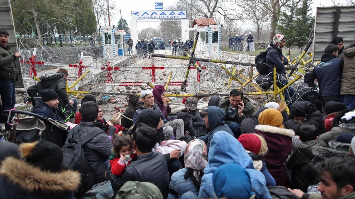 Los refugiados, bloqueados ante la frontera grecoturca cerrada