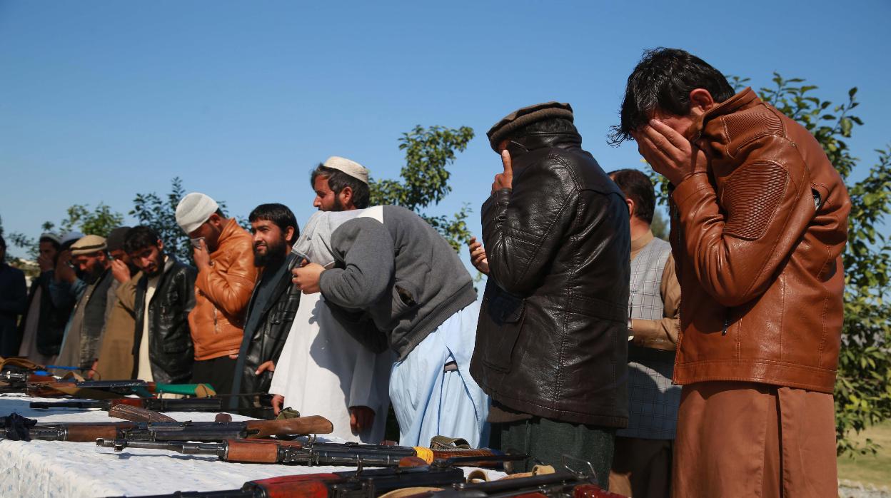 Un grupo de 14 talibanes entregan sus armas en la ciudad de Jalalabad