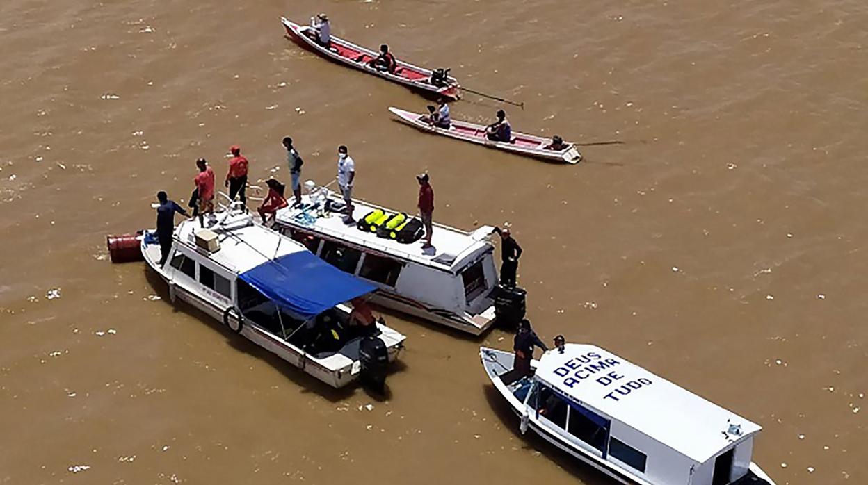 Un grupo de rescatistas busca a los desaparecidos en el río Jari
