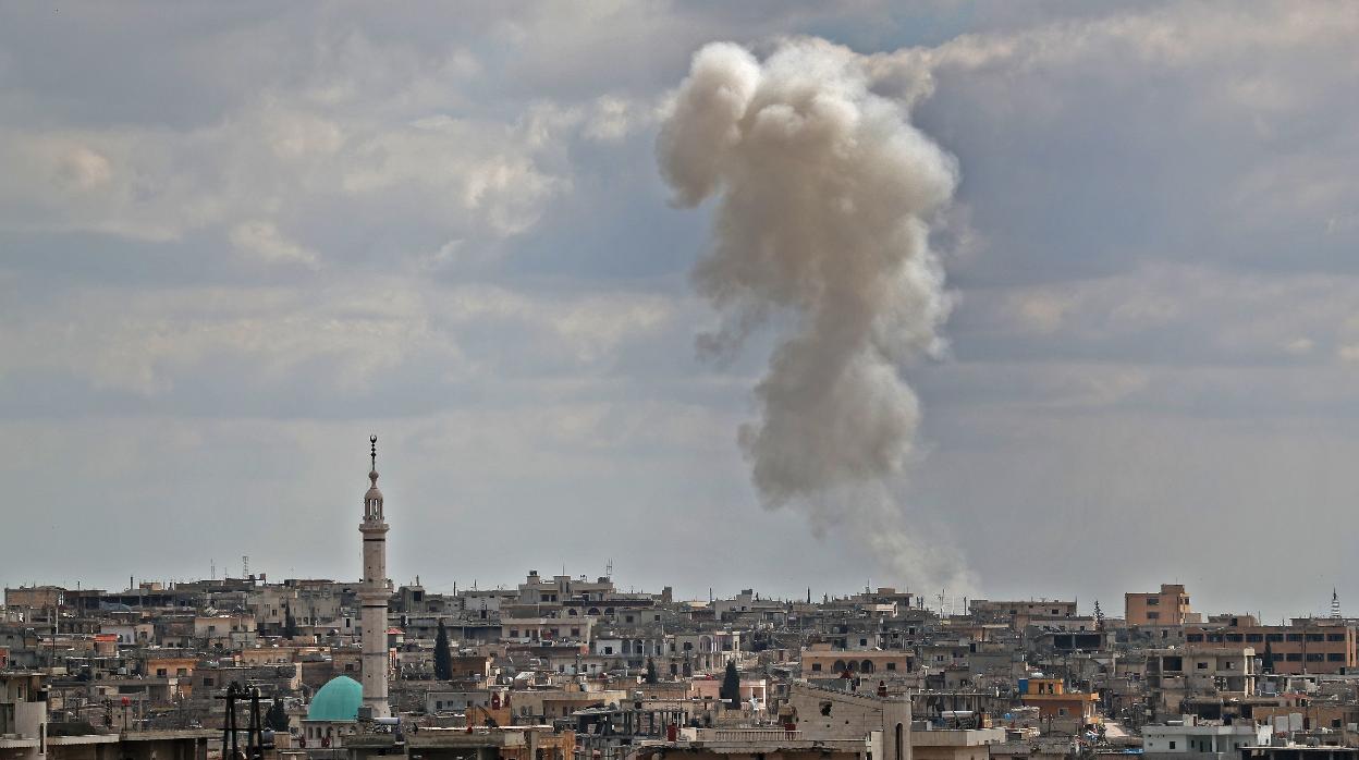 Una columna de humo que se elevan después del bombardeo aéreo de las fuerzas del gobierno sirio en la parte sur de la provincia de Idlib